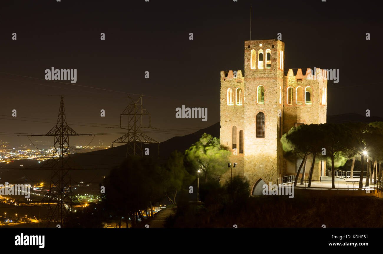 Vista sul Castello di Torre Baro di notte. Barcellona Foto Stock