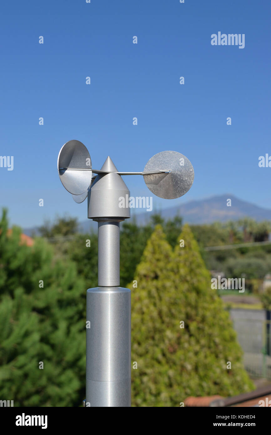 Close up di alluminio anemometro sul tetto Foto Stock