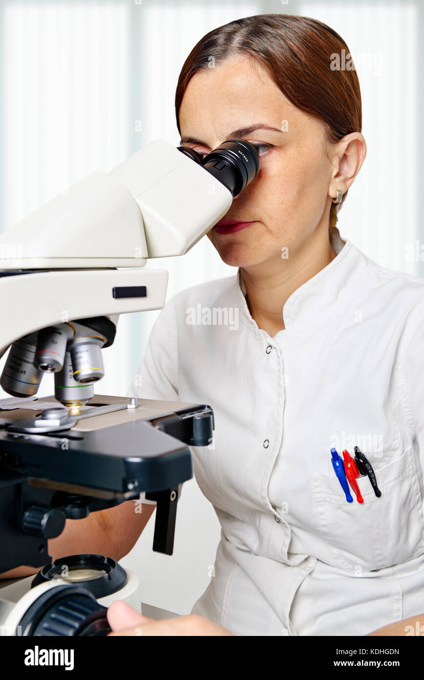 Patologo utilizzando un microscopio, vicino. Foto Stock