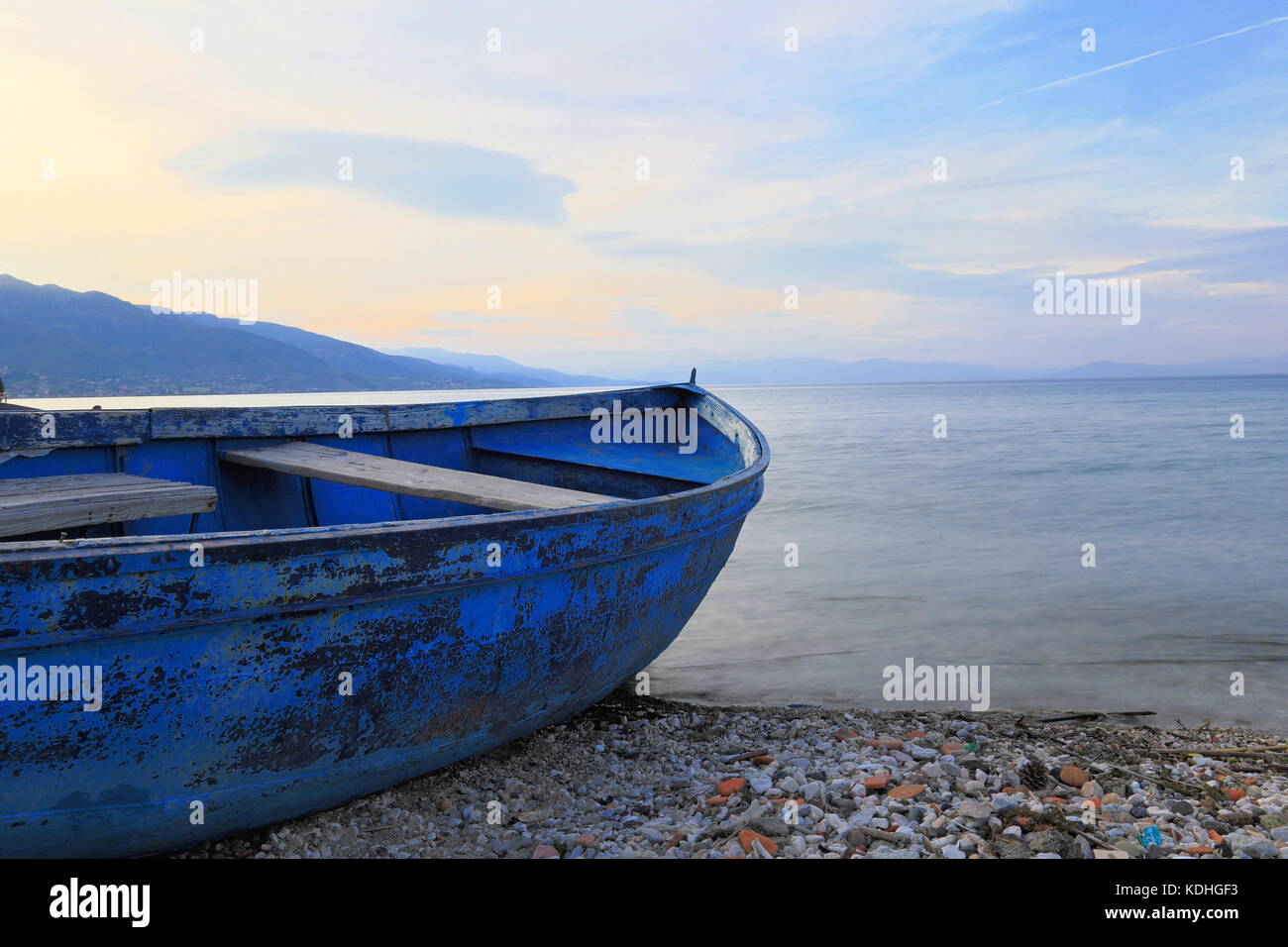 In legno barche da pesca ormeggiate sulla spiaggia del lago di Ohrid in Pogradec, Albania Foto Stock