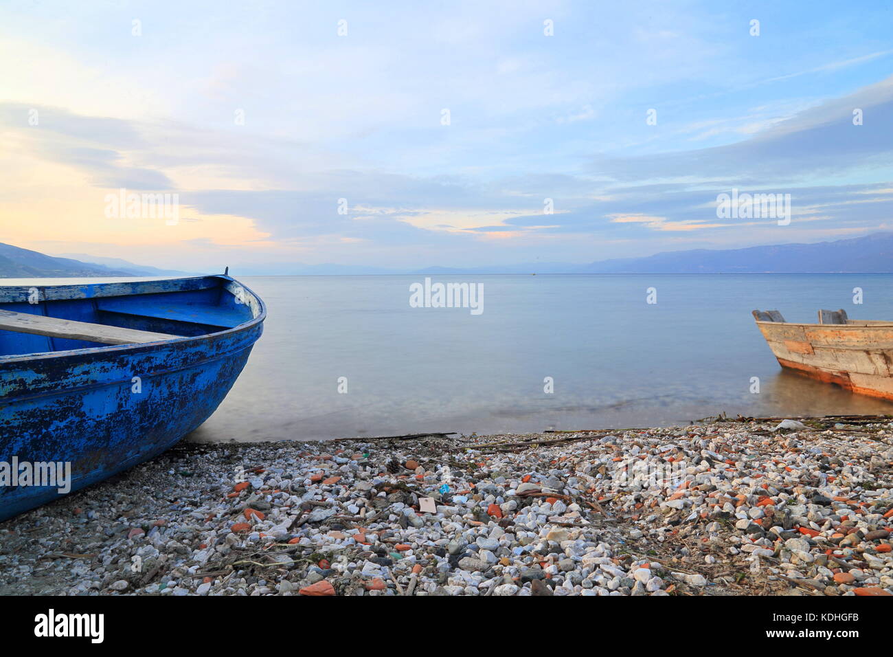 In legno barche da pesca ormeggiate sulla spiaggia del lago di Ohrid in Pogradec, Albania Foto Stock