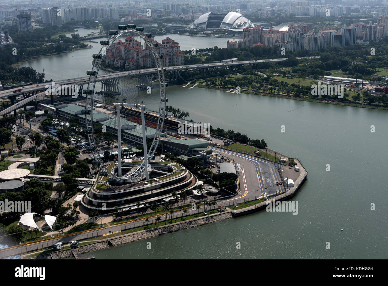 Vista di parte del Gran Premio di Singapore che corre lungo il bordo di Marina Bay e il Singapore Flyer a Singapore Foto Stock