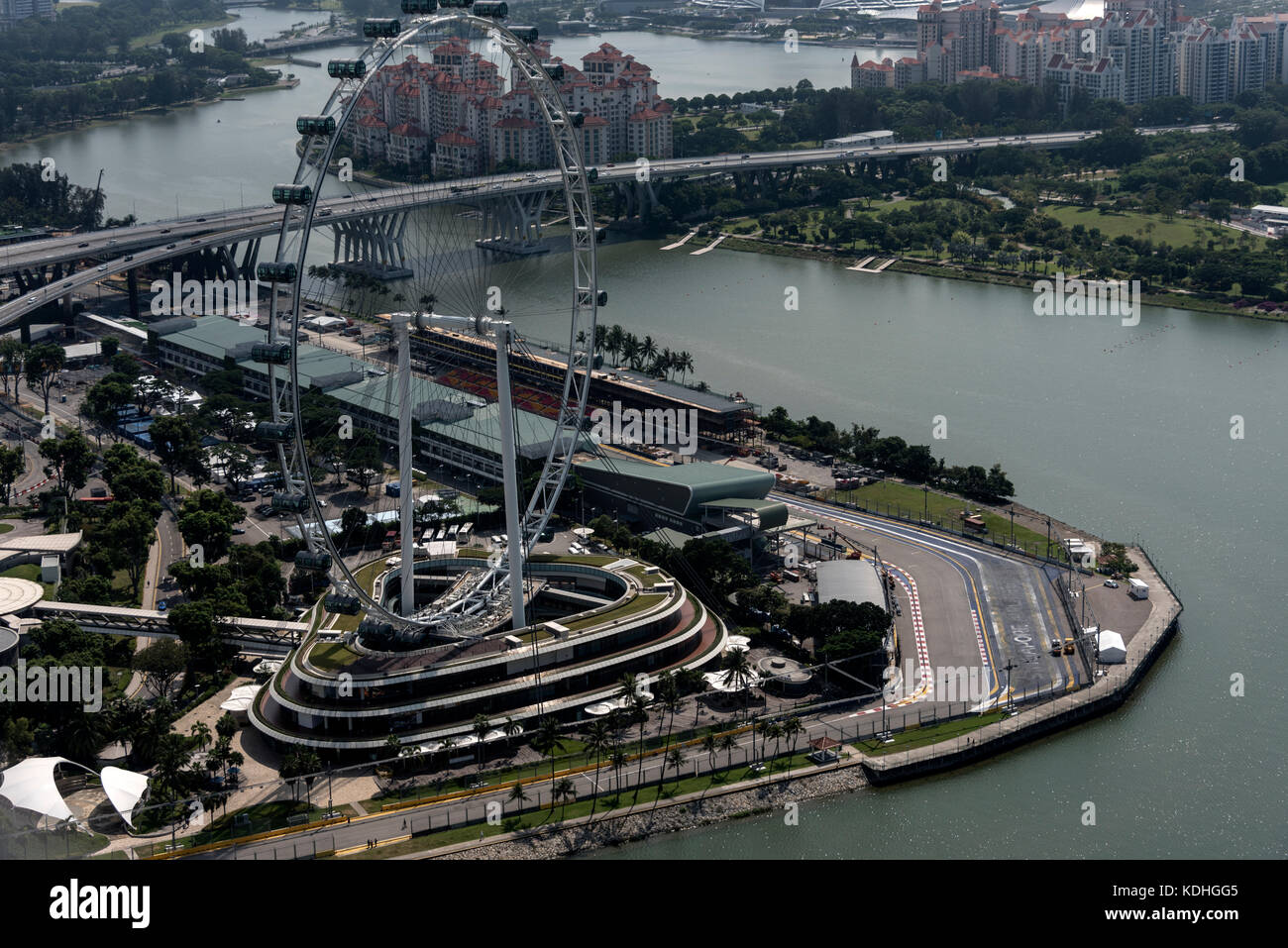 Vista di parte del Gran Premio di Singapore che corre lungo il bordo di Marina Bay e il Singapore Flyer a Singapore Foto Stock