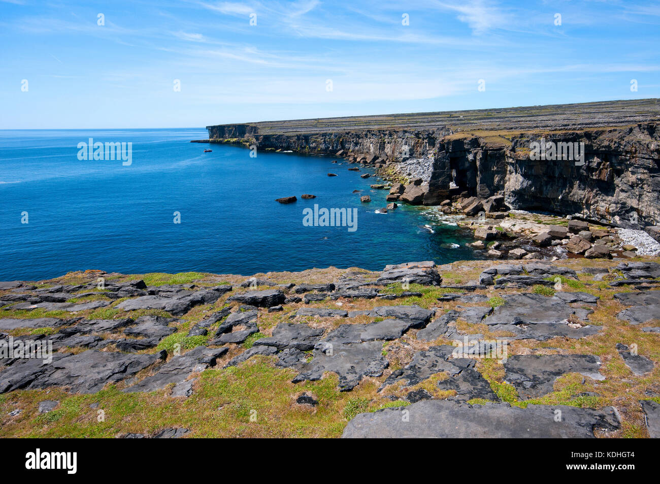 Alte scogliere a Inishmore isola nei pressi di rovine di Dun Duchathair (nero Fort), Isole Aran, nella contea di Kerry, Irlanda Foto Stock