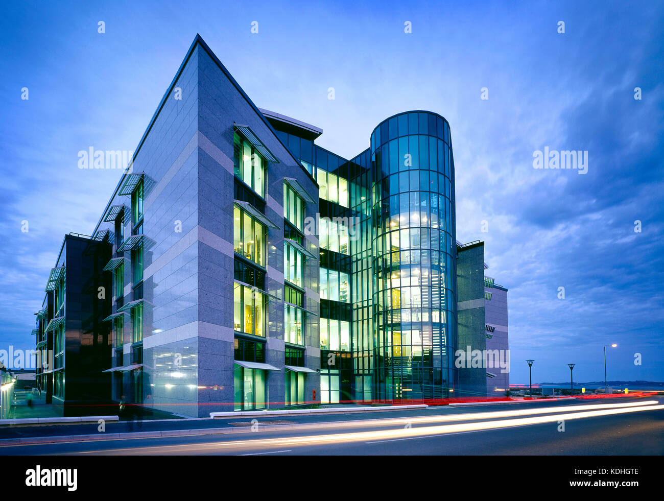 Architettura. Moderno edificio commerciale al tramonto. Quartiere finanziario di Admiral Park. Porto di San Pietro. Guernsey. Foto Stock