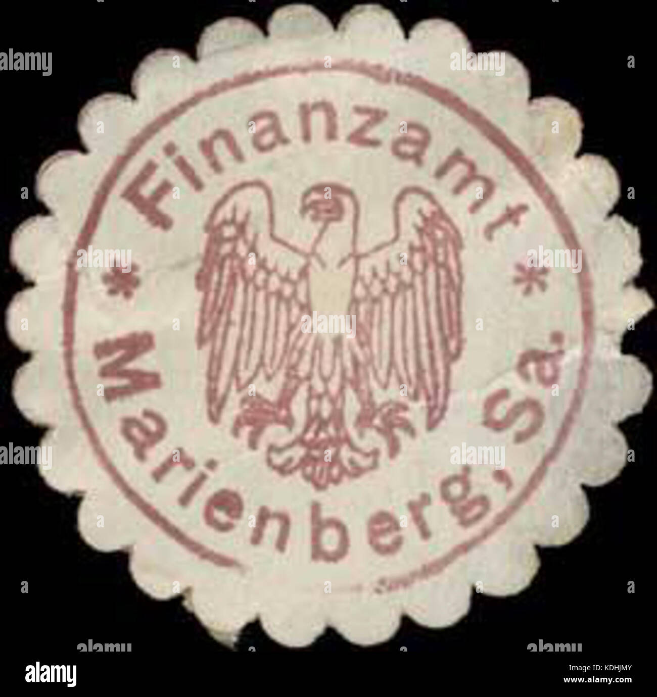 Questa immagine mostra un sigillo fiscale, 'Siegelmarke' del Finanzamt Marienberg sa., utilizzato per la documentazione ufficiale. Questi sigilli erano una caratteristica comune nella documentazione governativa e legale per autenticare e convalidare i documenti durante il periodo di tempo. Foto Stock