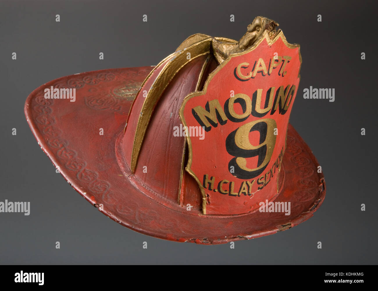 Questo casco antincendio in pelle è stato indossato da Henry Clay Sexton, un vigile del fuoco americano. Si tratta di un importante manufatto che rappresenta il suo servizio e la sua dedizione alla lotta antincendio durante la fine del XIX secolo. Foto Stock Questo casco antincendio in pelle è stato indossato da Henry Clay Sexton, un vigile del fuoco americano. Si tratta di un importante manufatto che rappresenta il suo servizio e la sua dedizione alla lotta antincendio durante la fine del XIX secolo. Foto Stock