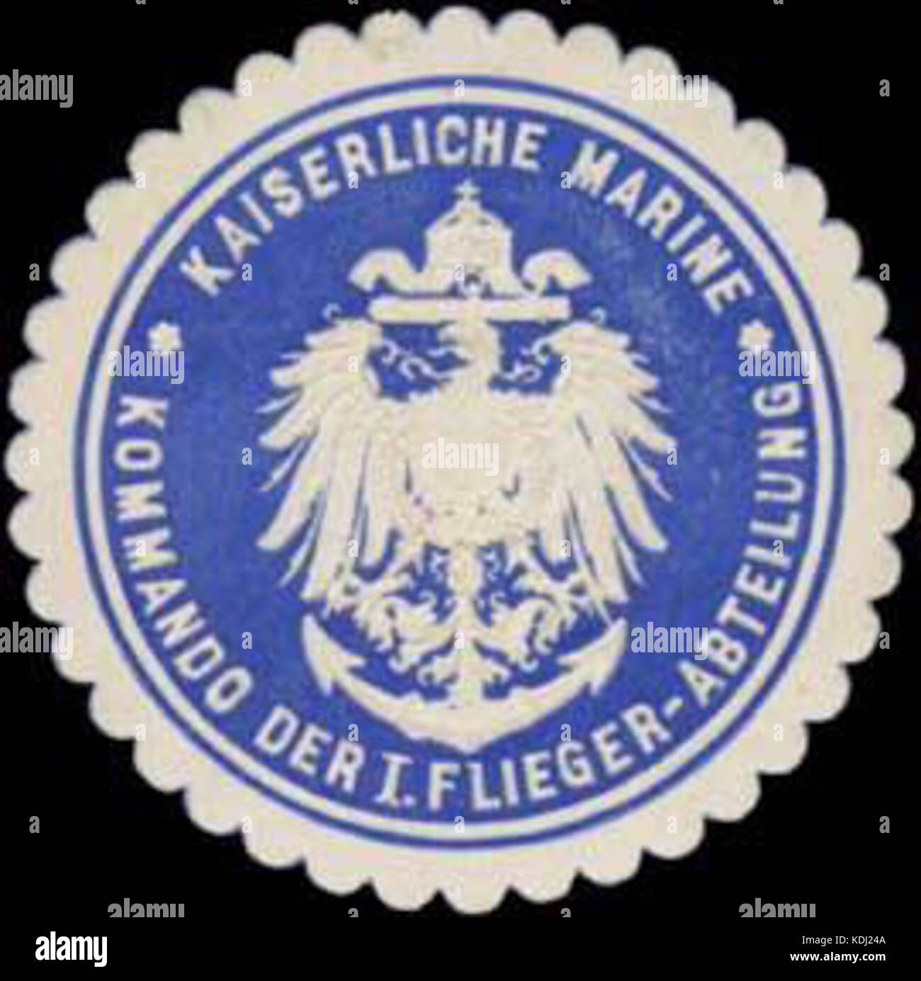 Questo francobollo del K. Marine Kommando del 1st Air Squadron raffigura insegne militari e simbolismo. Offre un'istantanea dell'aviazione militare e della storia postale durante i primi anni del XX secolo. Foto Stock