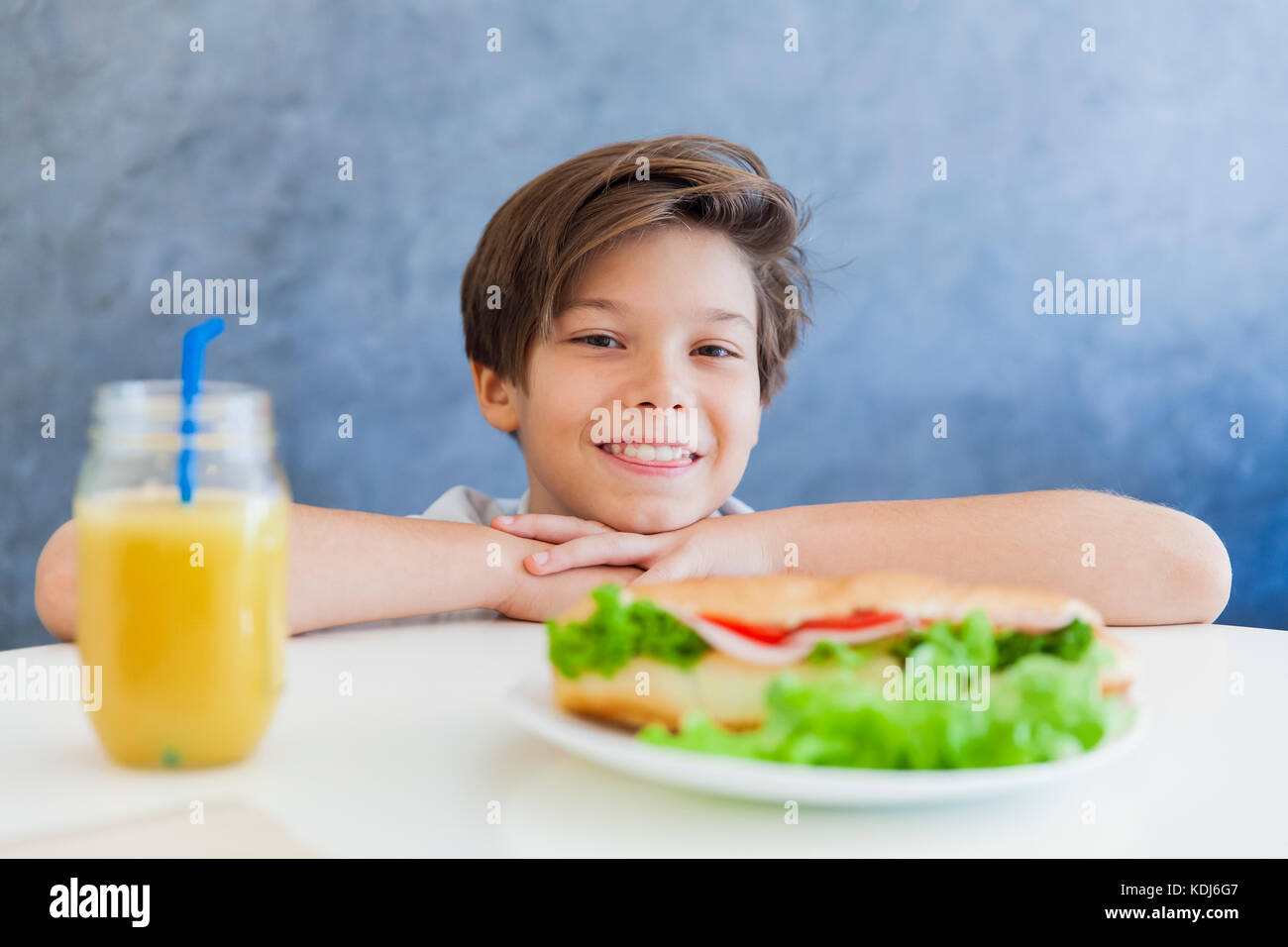 Ritratto di felice teen boy avente la colazione a casa Foto Stock