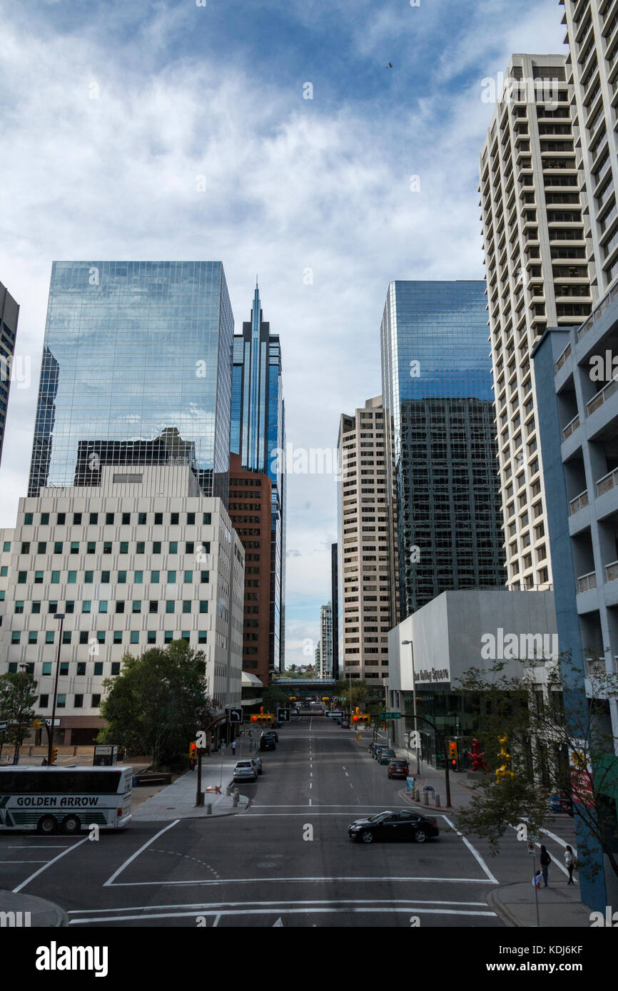 Calgary, Alberta/Canada – 30 agosto 2015: L'intersezione tra 6 Avenue SW e 2 St SW vista da una vicina sopraelevata a Calgary, Alberta. Foto Stock
