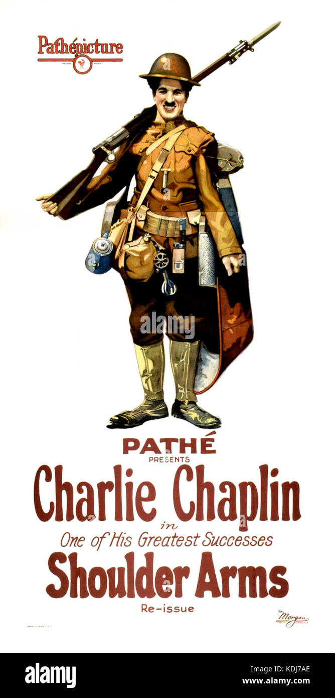 Il poster "Shoulder Arms" è un'immagine propagandistica della prima guerra mondiale, progettata per incoraggiare l'arruolamento, che mostra un soldato in uniforme con una chiamata alle armi, che riflette il patriottismo in tempo di guerra e il servizio militare. Foto Stock