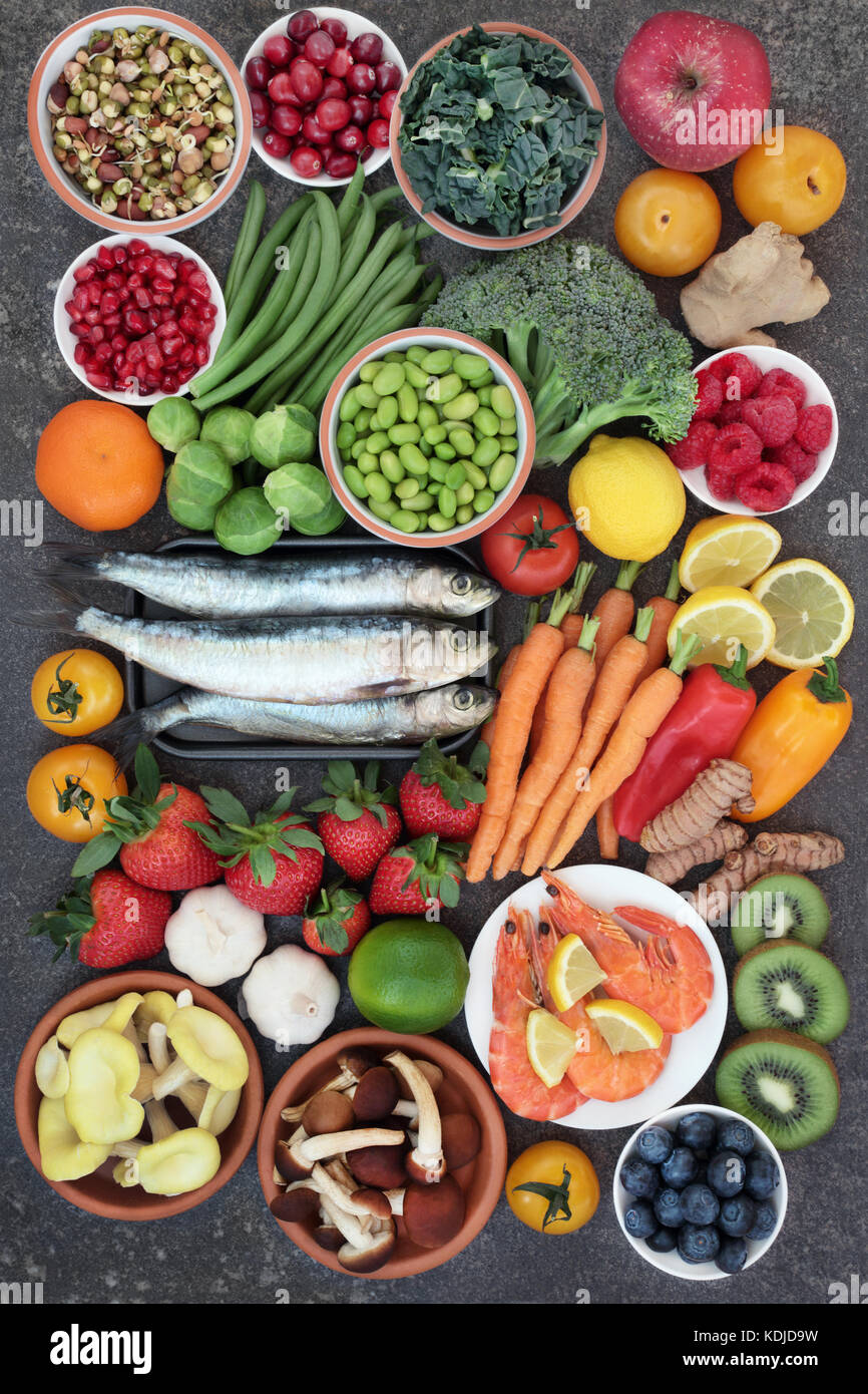 Cibo sano per la buona salute concetto con super cibo di sardine, crevettes, frutta, verdura, erbe aromatiche e spezie. Gli alimenti ricchi di antiossidanti. Foto Stock