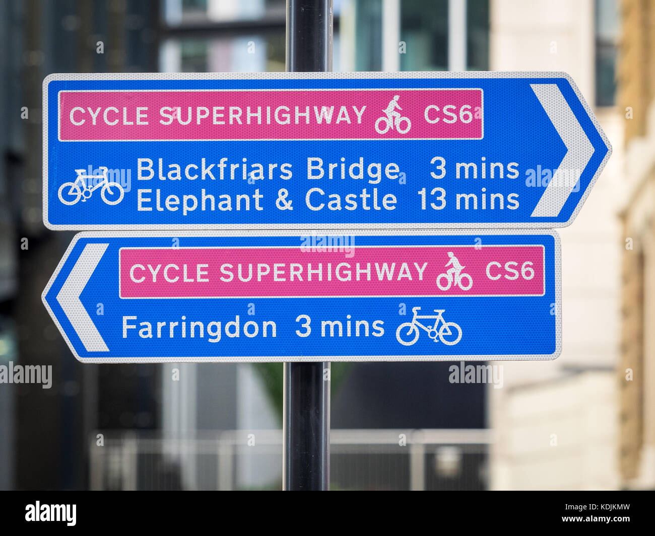 Il superhighway di ciclo CS5 - segno per Londra il superhighway di ciclo C6 vicino alla giunzione con Fleet Street nel centro di Londra Foto Stock