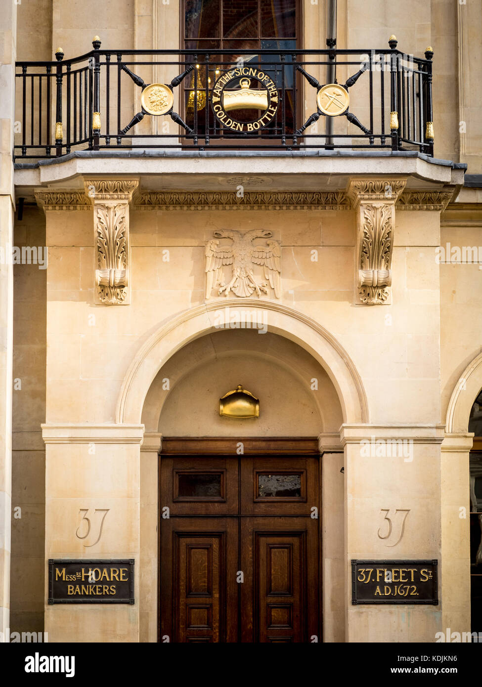 C. Hoare & Co - Segni al di fuori Hoare banca privata in Fleet Street Central London REGNO UNITO Foto Stock