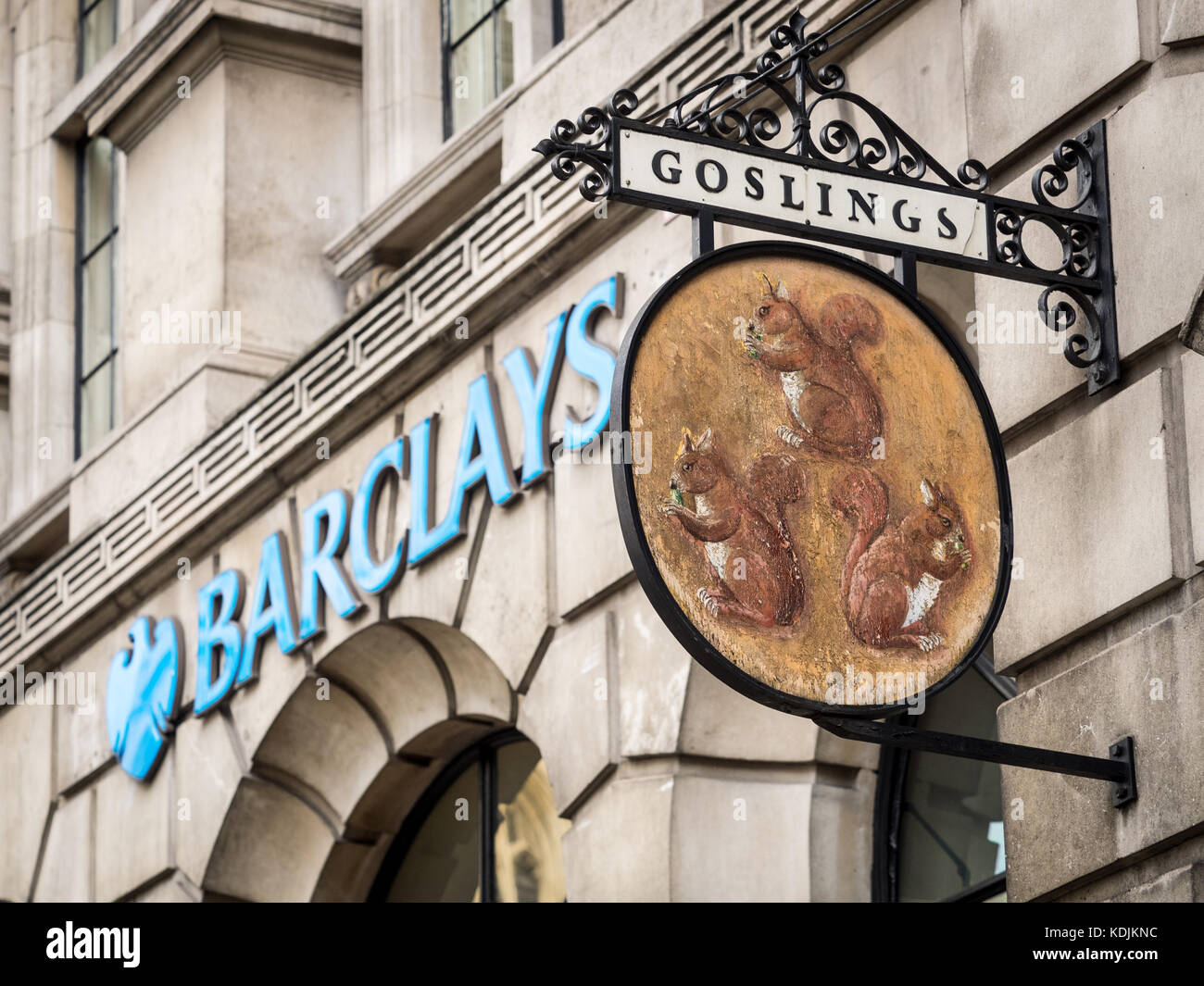 Segno al di fuori del vecchio Goslings filiale di banca in Fleet Street, Londra. Goslings è stata fusa con altre banche per formare Barclays nel 1896 Foto Stock