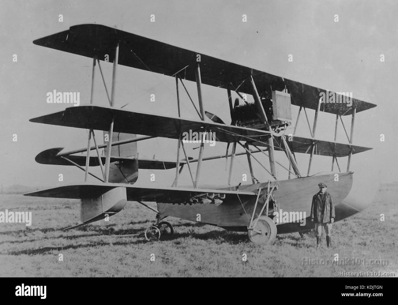 Il triplano anfibio Sperry SAMF4U è un velivolo dell'inizio del XX secolo progettato per operazioni anfibie, in grado di decollare e atterrare sia su terra che in acqua, mostrando progressi nella tecnologia dell'aviazione militare. Foto Stock