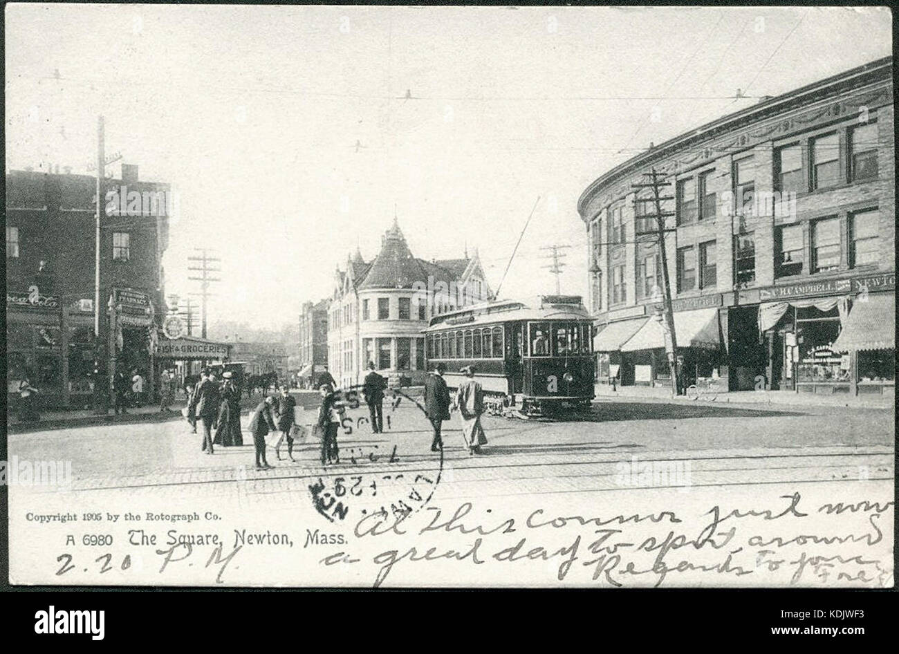 Si tratta di una cartolina del 1905 raffigurante Newton Square, che probabilmente cattura una vista storica della zona. L'immagine offre una visione del design urbano dei primi anni del XX secolo e dell'estetica degli spazi pubblici durante quel periodo. Foto Stock