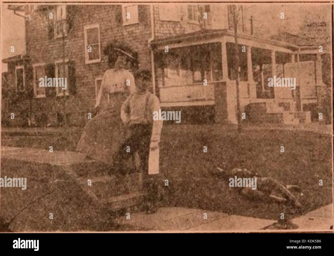 "She Wanted to Marry a Hero" è una storia incentrata su temi di amore, eroismo e aspettative sociali. La narrazione esplora il viaggio personale di una donna in cerca di un partner che incarna qualità idealizzate di coraggio e onore. Foto Stock