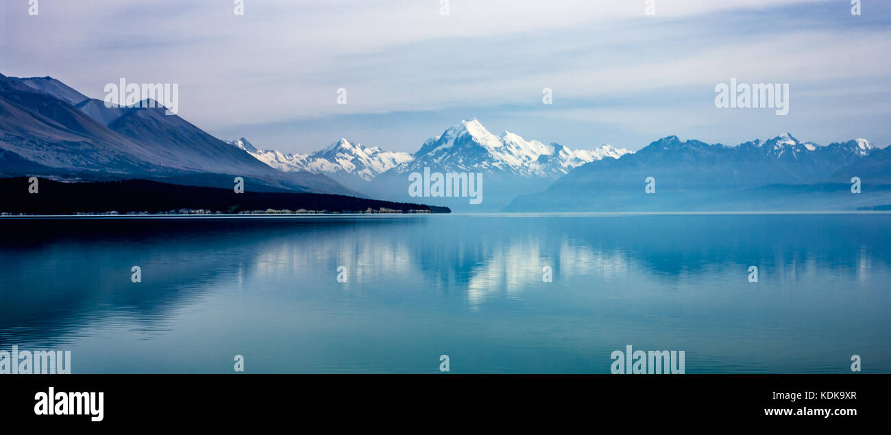 Tekapo, canterbury • Nuova Zelanda Lago Pukaki con aoraki (Mount Cook) nella nebbia. svegliarsi prima dell'ultimo giorno di Foto Stock