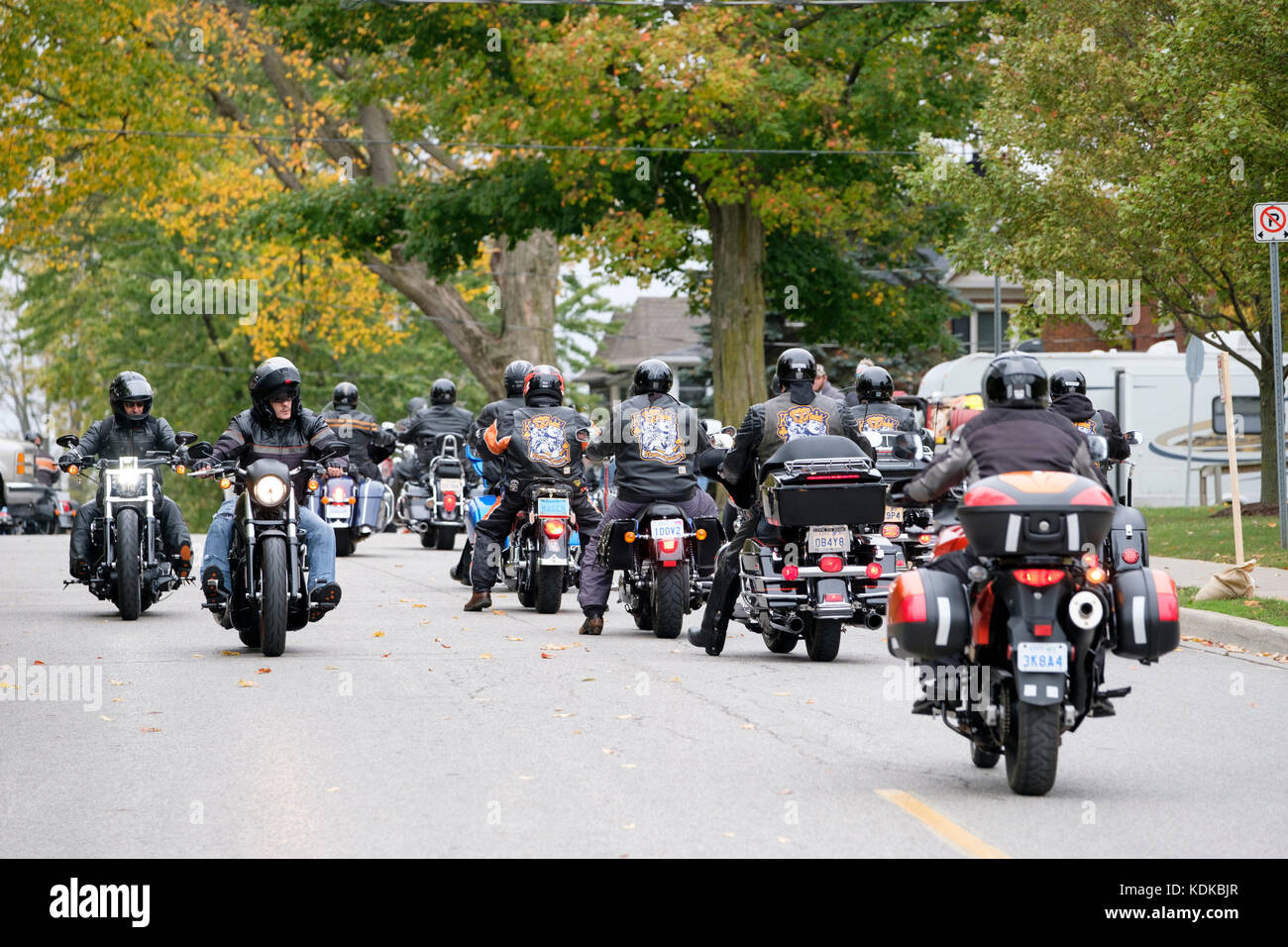 Porto di Dover, Ontario, Canada, 13 ottobre 2017. Migliaia di motociclisti da tutto il Canada e gli Stati Uniti insieme per il venerdì il tredicesimo Raduno motociclistico, che si tiene ogni venerdì il tredicesimo nel porto di Dover, Ontario, Canada, dal 1981. L'evento è uno dei più grandi a singolo giorno motociclo eventi in tutto il mondo. Quest'anno, il clima mite hanno contribuito per un gran numero di motociclisti e curiosi, con centinaia di motociclette personalizzate, fornitori di musica dal vivo e persone interessanti da guardare. Bikers a riempire le strade di arrivare al caso nel porto di Dover. Credito: Rubens Alarcon/Alamy Live News Foto Stock