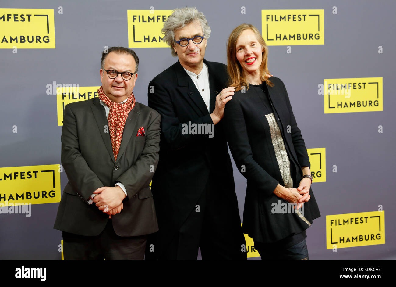 Amburgo, Germania. 13 ottobre 2017. Il regista tedesco Wim Wenders (C), il direttore del festival Albert Wiederspiel (L) e la moglie di Wender donata stanno insieme all'arrivo per la cerimonia di premiazione del Douglas-Sirk-Prize e la prima tedesca del nuovo film di Wenders "Submergence" all'Hamburg Film Festival di Amburgo, Germania, il 13 ottobre 2017. Crediti: Georg Wendt/dpa/Alamy Live News Foto Stock