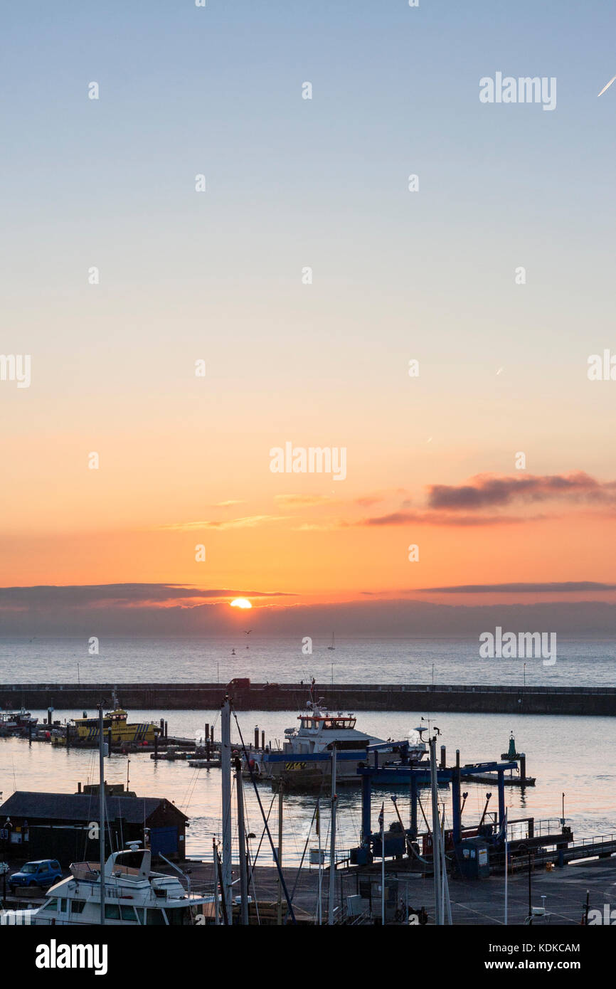Alba sul Canale della Manica e il Porto di Ramsgate. Sottile fascia di arancione sul suddetto strato di nubi, passando al blu. Porto e Marina yachting in primo piano. Foto Stock