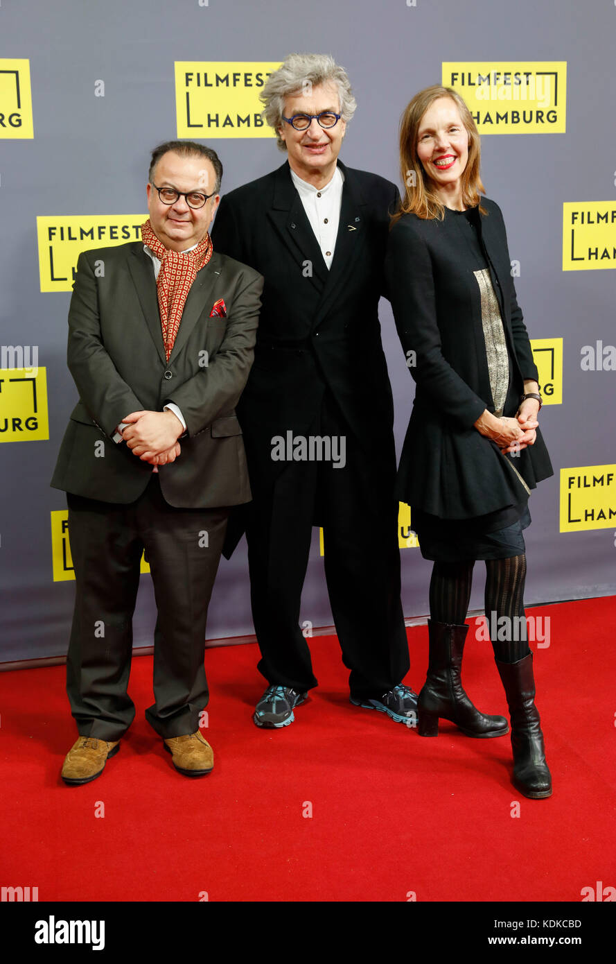Amburgo, Germania. 13 ottobre 2017. Il regista tedesco Wim Wenders (C), il direttore del festival Albert Wiederspiel (L) e la moglie di Wender donata stanno insieme all'arrivo per la cerimonia di premiazione del Douglas-Sirk-Prize e la prima tedesca del nuovo film di Wenders "Submergence" all'Hamburg Film Festival di Amburgo, Germania, il 13 ottobre 2017. Crediti: Georg Wendt/dpa/Alamy Live News Foto Stock