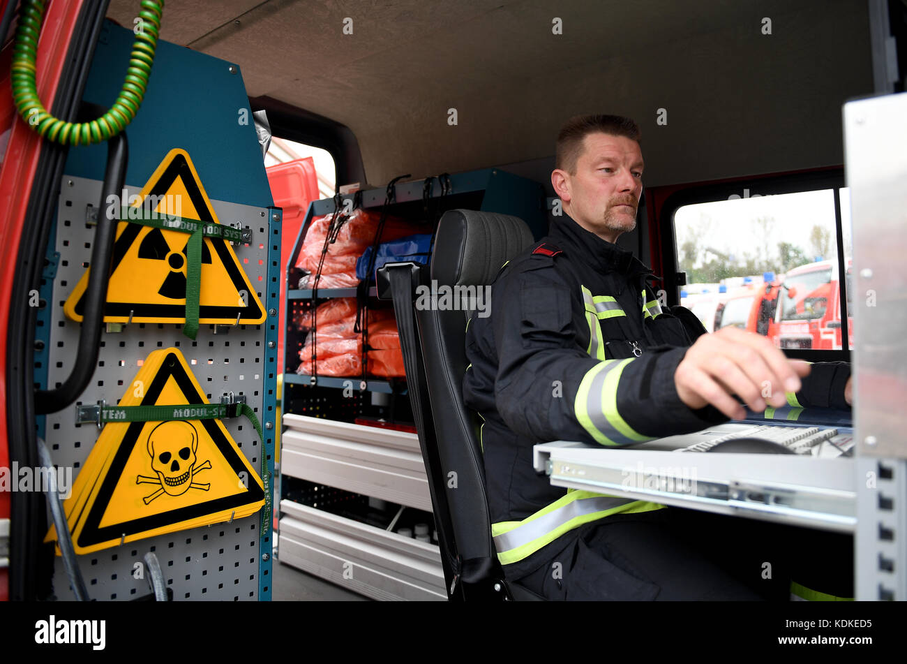 Berlino, Germania. 14 ottobre 2017. Carsten Hubein, capo pompiere dell'esercizio di gestione delle catastrofi "gamma 2017", seduto in un esploratore CBRN e misurando la contaminazione a Berlino, Germania, 14 ottobre 2017. Ai fini di un esercizio per la gestione delle catastrofi, un incidente viene simulato nel reattore di ricerca del centro Helmholtz. Crediti: Britta Pedersen/dpa-Zentralbild/dpa/Alamy Live News Foto Stock