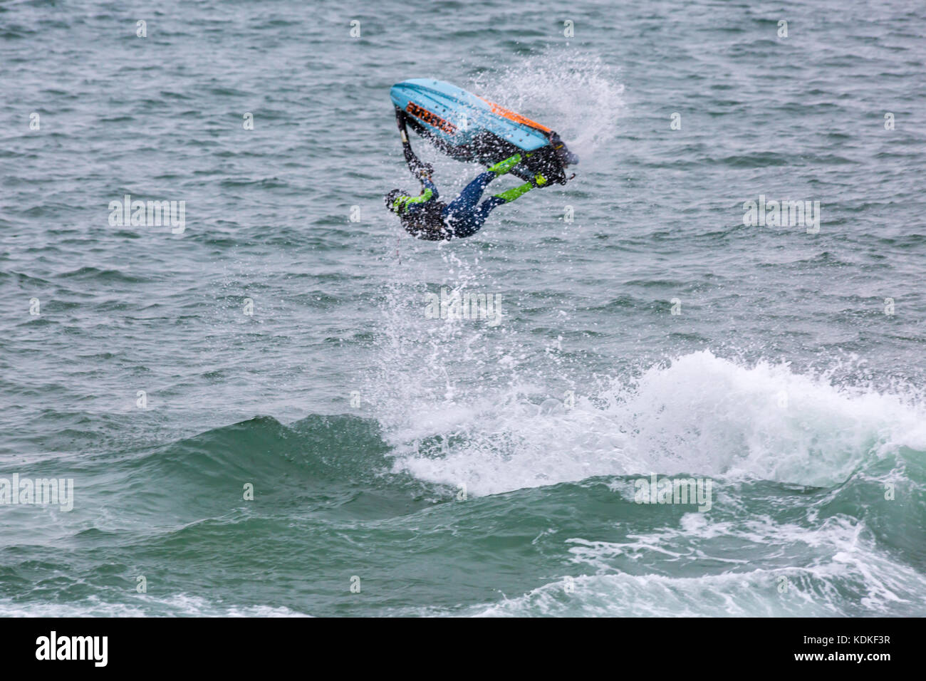 Bournemouth, Dorset, Regno Unito. 14 ottobre 2017. Gli appassionati di moto d'acqua entusiasma i visitatori con le loro abilità acrobatiche e i trucchi alla spiaggia di Bournemouth. Jet sciatori jetski jet ski jetski jetski jet ski jetski jetski jetski jetski ski ski jetski ski ski ski ski jetski. Credit: Carolyn Jenkins/Alamy Live News Foto Stock