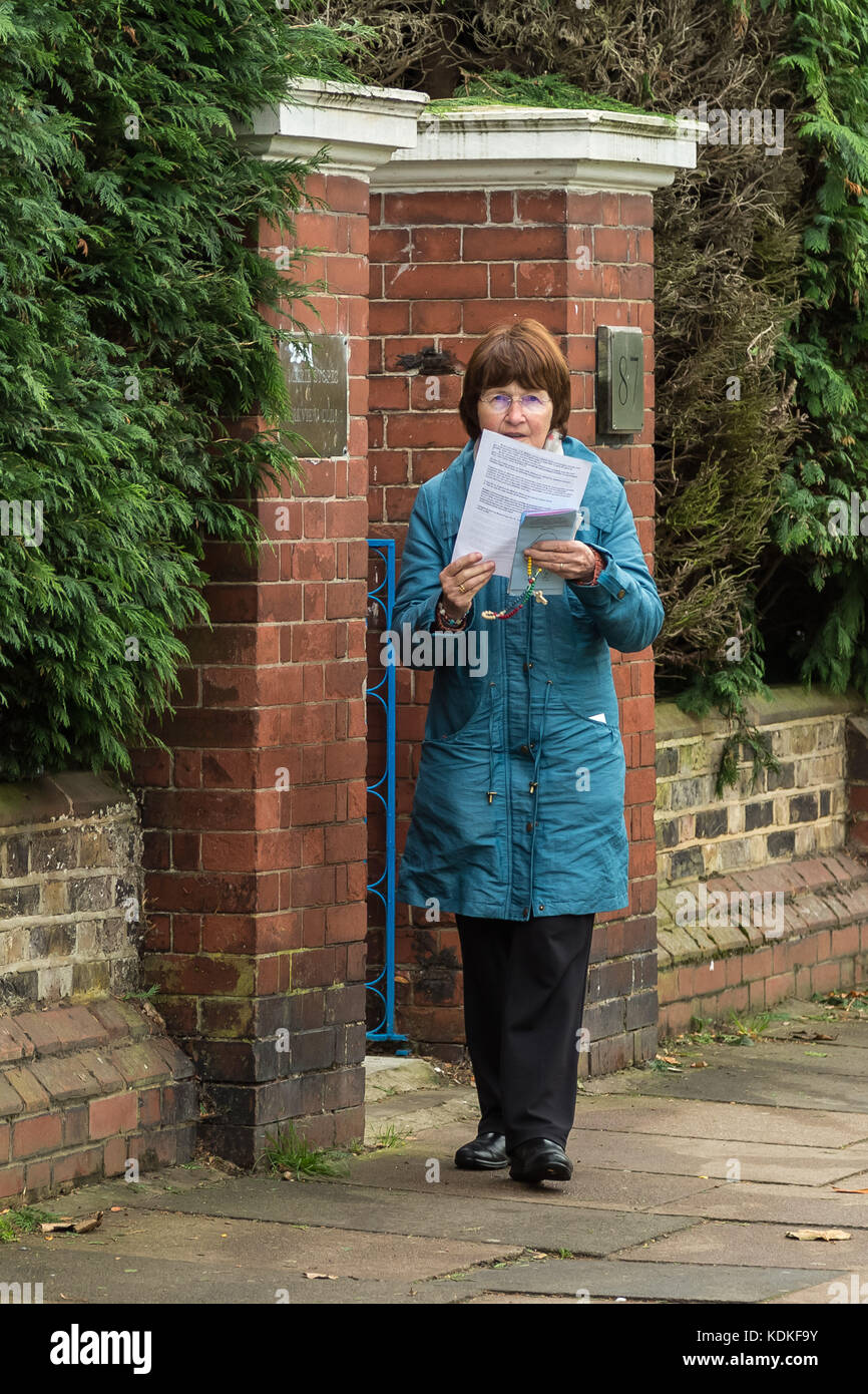 Ealing, West London, Regno Unito. Xiv oct, 2017. Christian anti-aborto manifestanti continuano il loro veglie nei pressi di Marie Stopes clinica a Ealing. Credito: Guy Corbishley/Alamy Live News Foto Stock