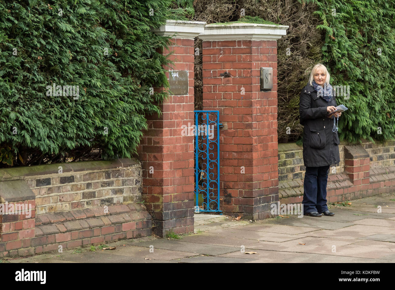 Ealing, West London, Regno Unito. Xiv oct, 2017. Christian anti-aborto manifestanti continuano il loro veglie nei pressi di Marie Stopes clinica a Ealing. Credito: Guy Corbishley/Alamy Live News Foto Stock