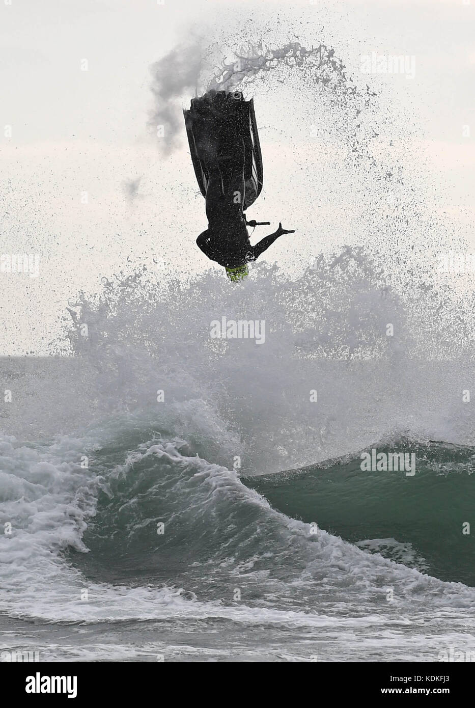 Gli sciatori a getto di godersi il tempo a Bournemouth Beach, Dorset, UK Credit: finnbarr webster/alamy live news Foto Stock