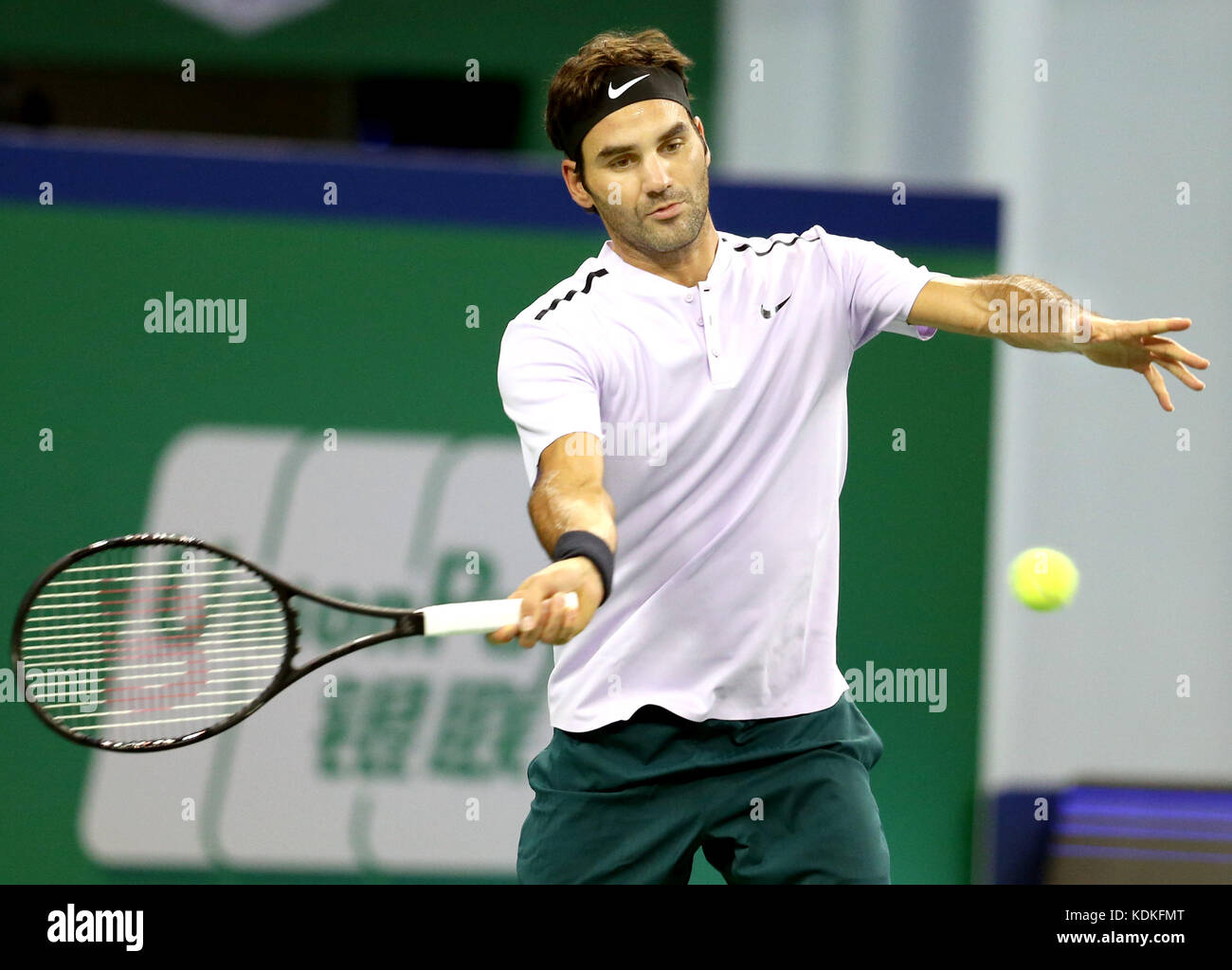 Shanghai, Cina. 14 ottobre 2017. Roger Federer della Svizzera fa ritorno durante la semifinale contro Juan Martin del Potro dell'Argentina al torneo di tennis ATP Shanghai Masters 2017 a Shanghai, Cina orientale, il 14 ottobre 2017. Crediti: Fan Jun/Xinhua/Alamy Live News Foto Stock