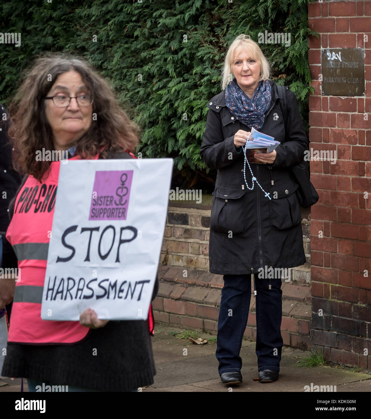 Londra, Regno Unito. Xiv oct, 2017. Suor sostenitore, una donna pro-scelta diretta azione gruppo, contro-cristiano di protesta anti-aborto gli attivisti in Ealing. Credito: Guy Corbishley/Alamy Live News Foto Stock