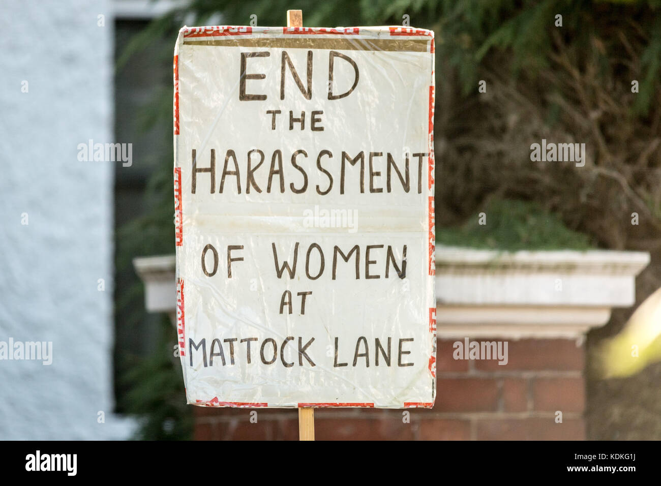 Londra, Regno Unito. Xiv oct, 2017. Suor sostenitore, una donna pro-scelta diretta azione gruppo, contro-cristiano di protesta anti-aborto gli attivisti in Ealing. Credito: Guy Corbishley/Alamy Live News Foto Stock