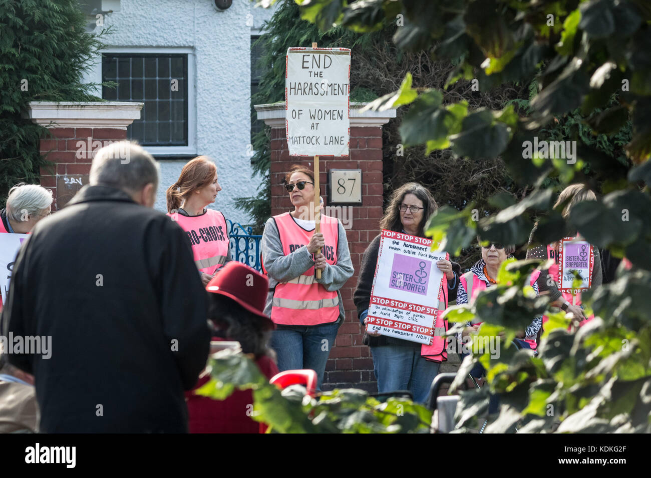 Londra, Regno Unito. Xiv oct, 2017. Suor sostenitore, una donna pro-scelta diretta azione gruppo, contro-cristiano di protesta anti-aborto gli attivisti in Ealing. Credito: Guy Corbishley/Alamy Live News Foto Stock