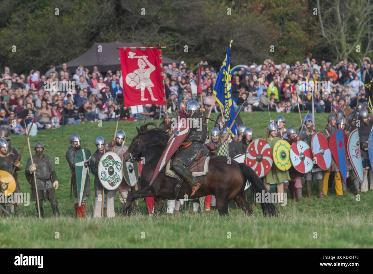 Hastings East Sussex, Regno Unito. Il 14 ottobre 2017. Una rievocazione storica della Battaglia di Hastings all Abbazia di Battle organizzato dalla English Heritage per contrassegnare la 951st anniversario combattuto il 14 ottobre 1066 tra l'esercito Norman-French di William, il duca di Normandia e un esercito inglese sotto il re anglosassone Harold Godwinson, inizio la conquista normanna di Inghilterra.Credit: amer ghazzal/Alamy Live News Foto Stock