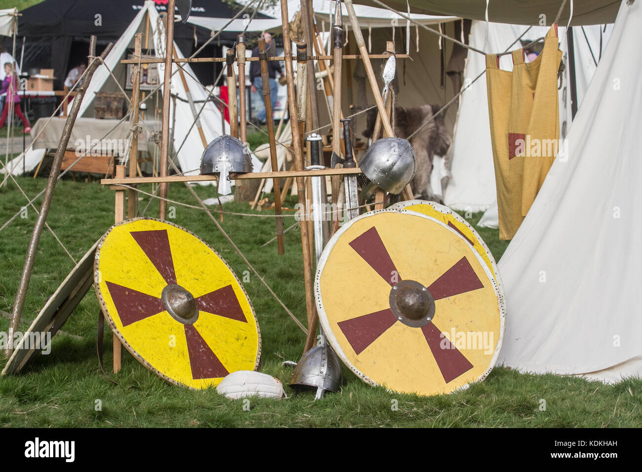 Hastings East Sussex, Regno Unito. Il 14 ottobre 2017. Una rievocazione storica della Battaglia di Hastings all Abbazia di Battle organizzato dalla English Heritage per contrassegnare la 951st anniversario combattuto il 14 ottobre 1066 tra l'esercito Norman-French di William, il duca di Normandia e un esercito inglese sotto il re anglosassone Harold Godwinson, inizio la conquista normanna di Inghilterra.Credit: amer ghazzal/Alamy Live News Foto Stock