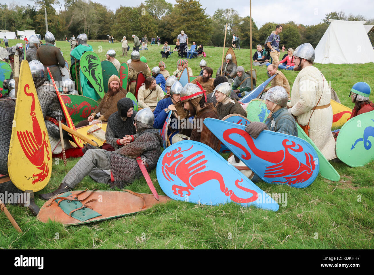 Hastings, Regno Unito. 14 ottobre, 2017. Hastings, East Sussex, Regno Unito. Xiv oct, 2017. Una rievocazione storica della Battaglia di Hastings all Abbazia di Battle Hastings, East Sussex organizzato dalla English Heritage per contrassegnare la 951st anniversario combattuto il 14 ottobre 1066 tra l'esercito Norman-French di William, il duca di Normandia e un esercito inglese sotto il re anglosassone Harold Godwinson, inizio la conquista normanna di Inghilterra.Credit: amer ghazzal/Alamy Live News Foto Stock