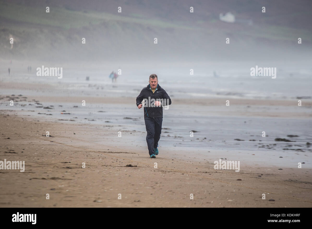 Rhossili Beach, South Wales, Regno Unito. 14 ottobre, 2017. La gente è piaciuto il clima caldo su Rhossili Beach, nel Galles del Sud, oggi 14 ottobre 2017, come temperature raggiunte 18 gradi centigradi. La spiaggia sulla Penisola di Gower è considerato uno dei migliori del Regno Unito ed è molto popolare tra i surfisti e per altri sport acquatici. Credito: Chris Stevenson/Alamy Live News Foto Stock