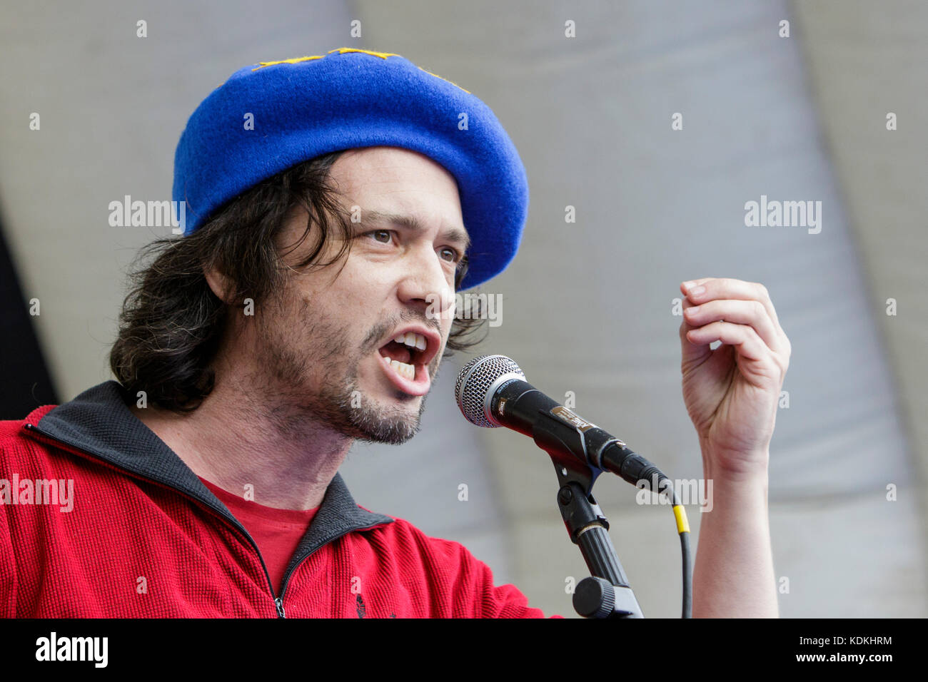 Bristol, Regno Unito. 14th Ott 2017. Il dottor Mike Galsworthy del gruppo di scienziati per l’UE è raffigurato mentre parla con i sostenitori della Pro UE a un raduno di protesta contro la Brexit a College Green. Il raduno è stato organizzato per consentire alle persone di dimostrare il proprio sostegno alla restante parte del Regno Unito dell'Unione europea e per celebrare la circoscrizione del Parlamento europeo di Gibilterra e del Sud-Ovest e i benefici di cui gode la regione come parte dell'Unione europea. Credit: Lynchpics/Alamy Live News Foto Stock