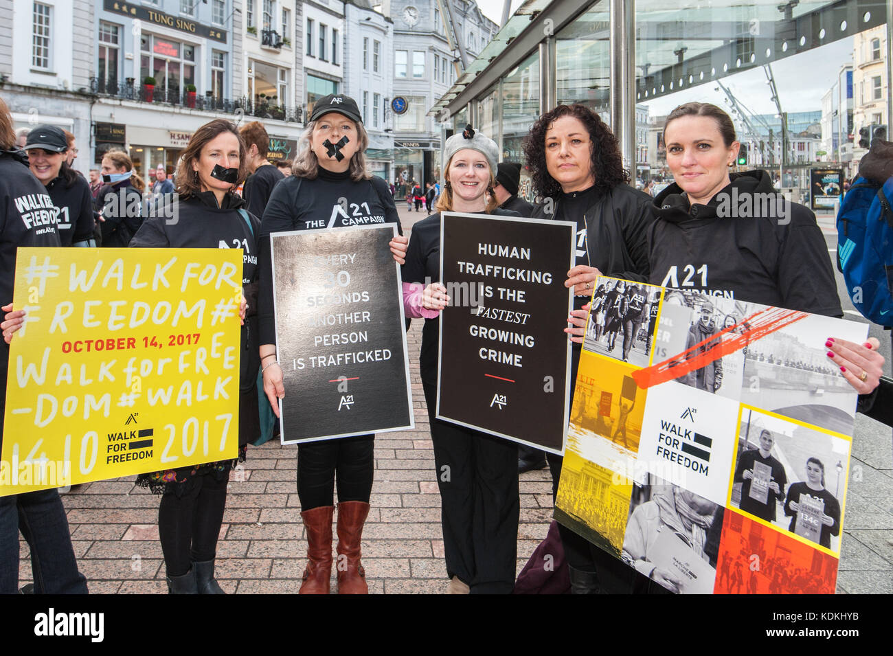 Cork, Irlanda. Xiv oct, 2017. L'aria 21, la lotta contro la schiavitù e la tratta di esseri umani gruppo, tenuto 800 plus passeggiate in 50 paesi oggi. Le passeggiate sono per aumentare la consapevolezza e le donazioni per la lotta contro la schiavitù e la tratta di esseri umani. Nella foto prima dell'inizio della passeggiata nella città di Cork sono: Sandra Byrne, Dublino; Caroline Foley e Sonia Egan, sia da Balrney; Ruth McLaughlin, Mayfield e Siobháin Lane, Blarney. Credito: Andy Gibson/Alamy Live News. Foto Stock