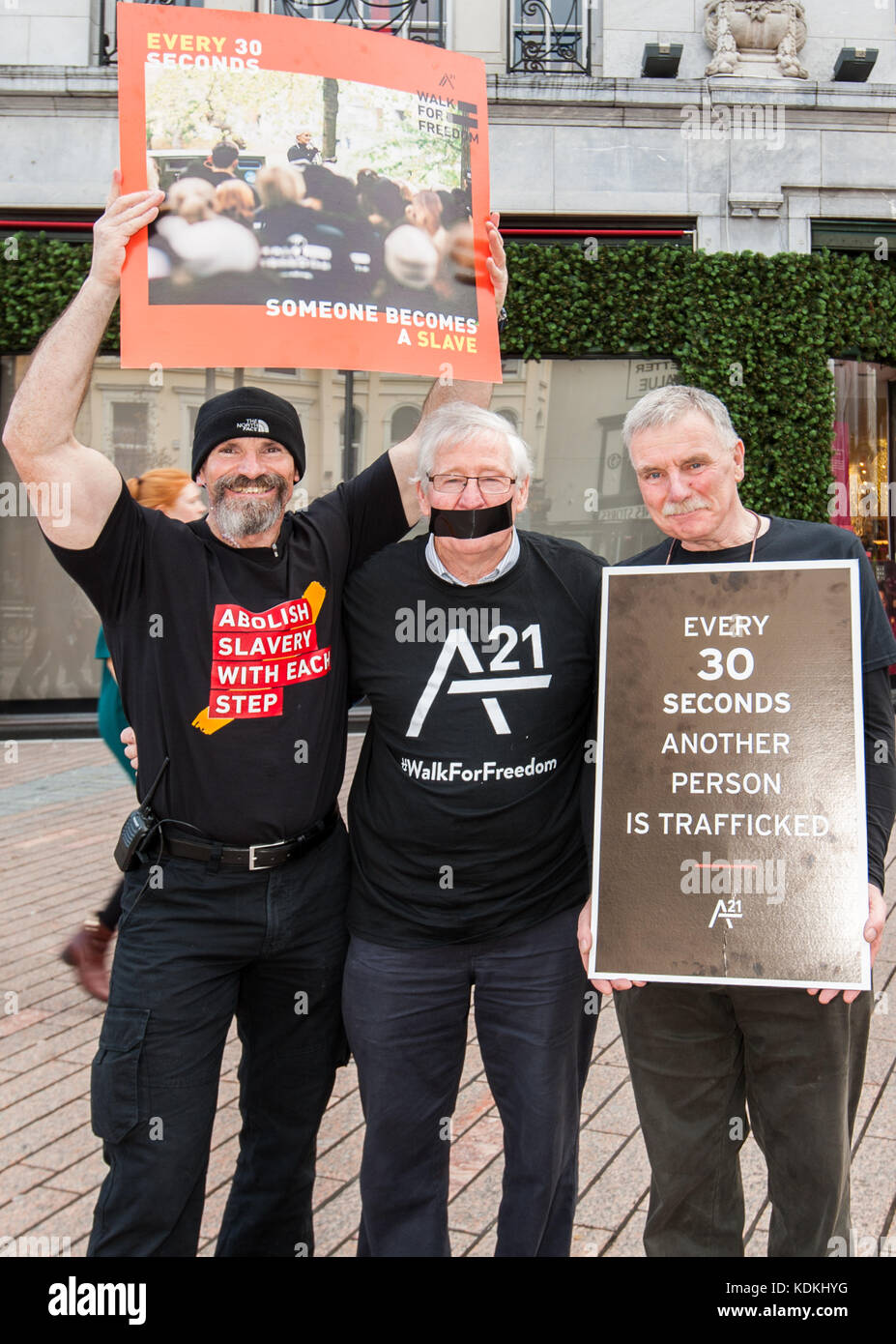 Cork, Irlanda. Xiv oct, 2017. L'aria 21, la lotta contro la schiavitù e la tratta di esseri umani gruppo, tenuto 800 plus passeggiate in 50 paesi oggi. Le passeggiate sono per aumentare la consapevolezza e le donazioni per la lotta contro la schiavitù e la tratta di esseri umani. Nella foto prima dell'inizio della passeggiata nella città di Cork sono: Michael Hopkins, Irlanda del Nord; Ted Webster, Cobh e Frank McCarthy, sughero. Credito: Andy Gibson/Alamy Live News. Foto Stock