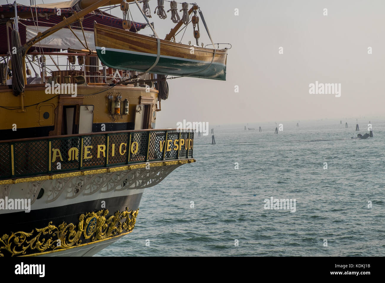 Venezia, Italia. 14 ottobre, 2017. L'aeroporto Amerigo Vespucci è a tall ship della marina militare, che prende il nome dall'esploratore Amerigo Vespucci. la sua porta di casa è livorno, Italia, ed è in uso come nave scuola. oggi per una visita a Venezia © Alessandro mazzola/risveglio/alamy live news Foto Stock