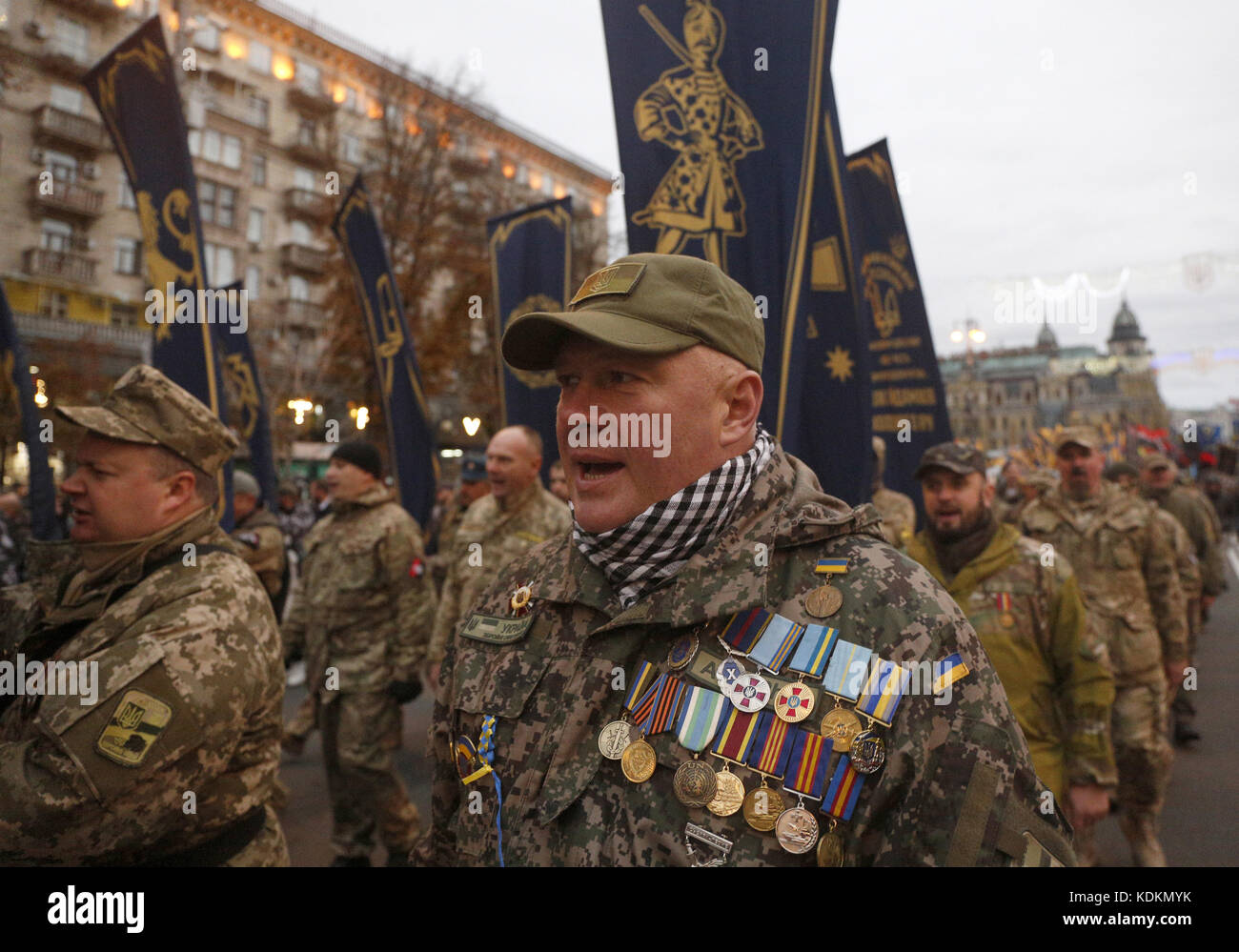 Kiev, Ucraina. Xiv oct, 2017. i veterani del russo ucraino guerra marzo  durante una dimostrazione per contrassegnare patria defender giorno nel  centro di Kiev il 14 ottobre 2017. migliaia di nazionalisti ucraini