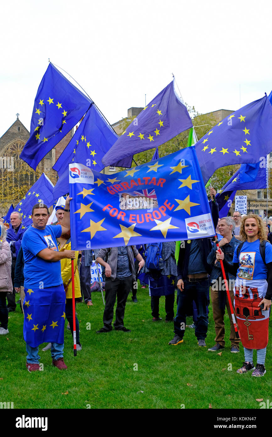 Bristol, Regno Unito. 14 ottobre, 2017. Gli attivisti Anti-Brexit assistere ad un rally su College Green nel centro della citta'. La manifestazione è stata organizzata dalla pro-UE gruppo pressione Bristol per l'Europa per celebrare il parlamentare europeo circoscrizione di Inghilterra sudoccidentale e di Gibilterra e i vantaggi che essi sentono la regione gode nel Regno Unito a causa della sua adesione all'UE. Credito: Keith Ramsey/Alamy Live News Foto Stock