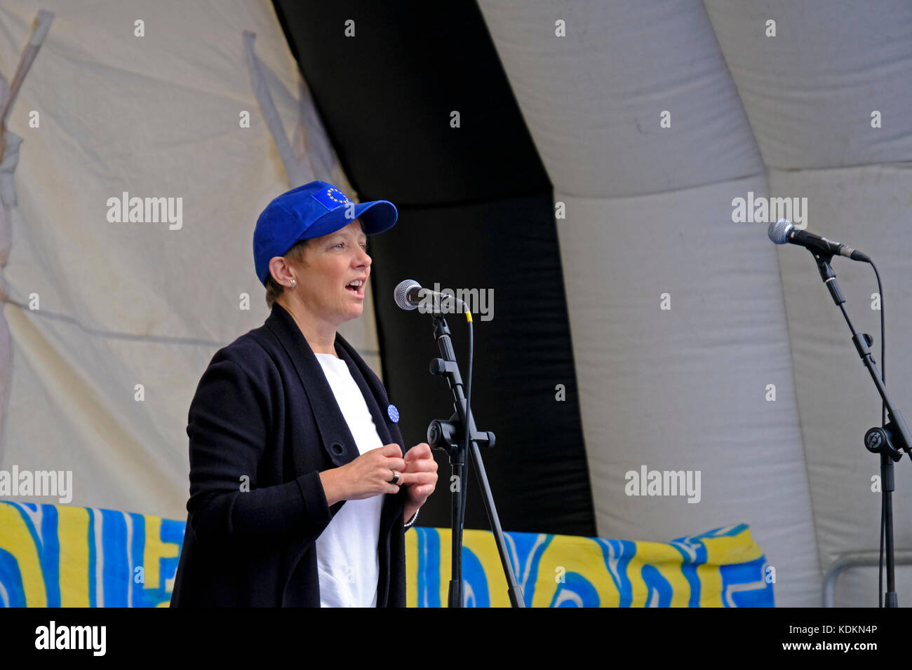 Bristol, Regno Unito. 14 ottobre, 2017. Clare Moody, europarlamentare laburista per l'Inghilterra sudoccidentale e Gibilterra, parla di un anti-Brexit rally su College Green nel centro della citta'. La manifestazione è stata organizzata dalla pro-UE gruppo pressione Bristol per l'Europa per celebrare il parlamentare europeo circoscrizione di Inghilterra sudoccidentale e di Gibilterra e i vantaggi che essi sentono la regione gode nel Regno Unito a causa della sua adesione all'UE. Credito: Keith Ramsey/Alamy Live News Foto Stock