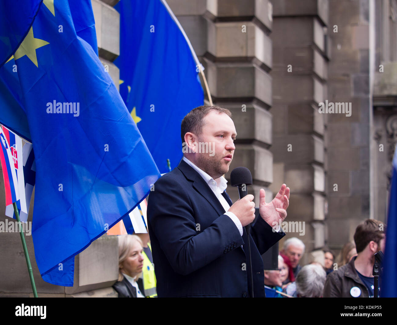 Edinburgh, Regno Unito - 14 Ottobre 2017: Ian Murray, Partito Laburista MP per Edimburgo Sud è raffigurato come egli parla di Pro sostenitori dell'UE presso un anti Brexit rally di Edimburgo. Il rally è stato uno dei 12 detenuti in tutto il Regno Unito a consentire alle persone di mostrare il loro sostegno per il Regno Unito rimanente parte dell'Unione europea. Credito: AC Immagini/Alamy Live News Foto Stock