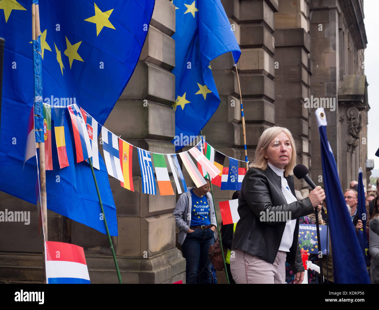 Edinburgh, Regno Unito - 14 Ottobre 2017: Vanessa Glynn, Presidente del Movimento Europeo in Scozia, è raffigurato come parla di Pro sostenitori dell'UE presso un anti Brexit rally di Edimburgo. Il rally è stato uno dei 12 detenuti in tutto il Regno Unito a consentire alle persone di mostrare il loro sostegno per il Regno Unito rimanente parte dell'Unione europea. Credito: AC Immagini/Alamy Live News Foto Stock