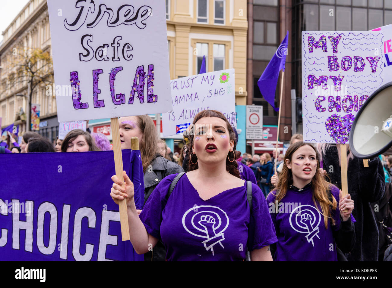 Belfast, Irlanda del Nord. 14/10/2017 - Rally per scelta tenere una parata a sostegno di pro-scelta dell'aborto diritti e i diritti riproduttivi delle donne. Circa 1200 persone hanno preso parte all'evento. Foto Stock